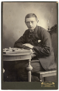 502526 Portret van Herman Hoogland, geboren te Utrecht, 13 oktober 1891, in 1913 en 1912 resp. Nederlands en ...